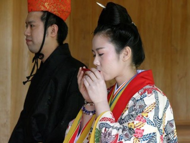 沖縄の伝統的な琉球衣装のフォトウェディングや結婚式プラン Ainowa沖縄リゾートウェディング